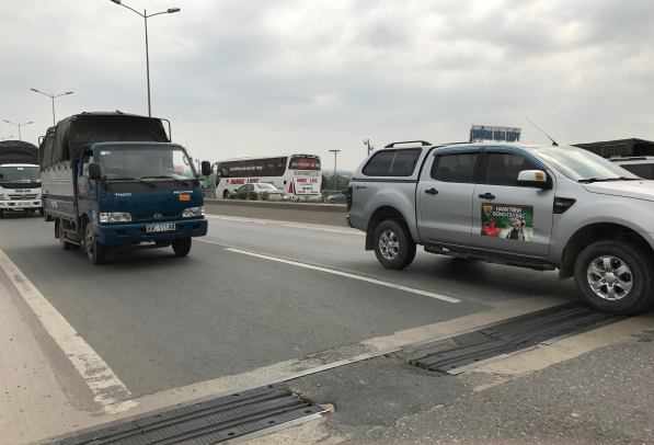 Hằn lún mặt cầu Thanh Trì gây nguy hiểm cho phương tiện lưu thông ảnh 1